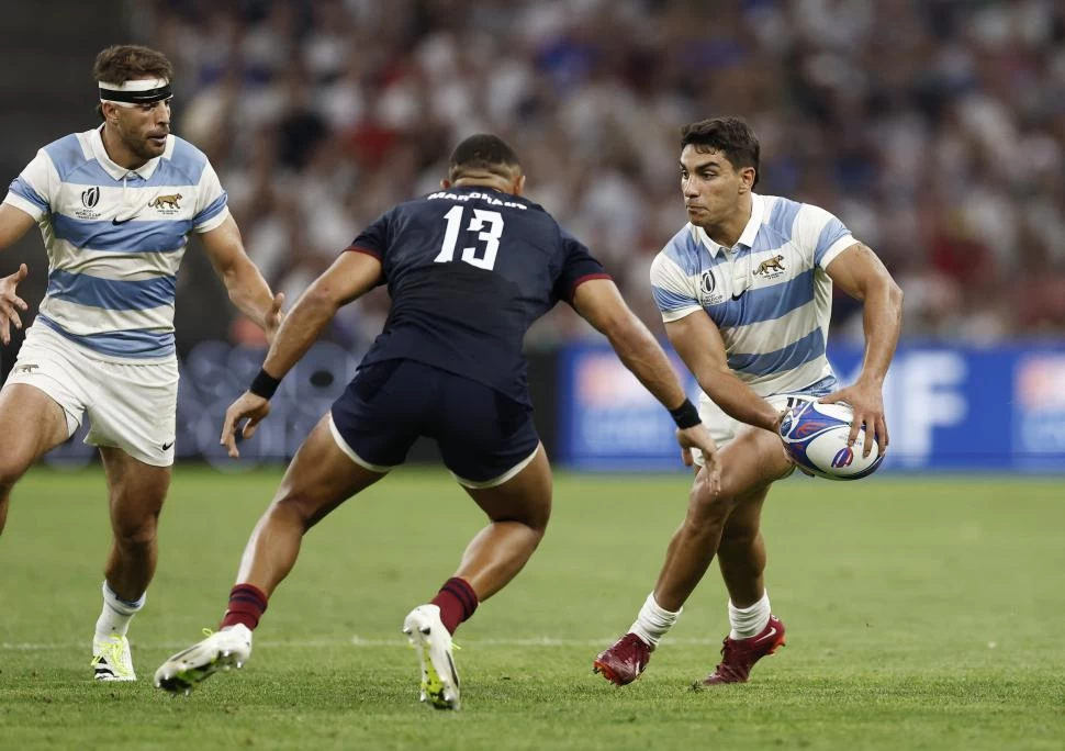 MARCA FIJADA. Santiago Carreras busca el pase para Juan Cruz Mallía ante la marca de Manu Tuilagi. El equipo argentino estuvo desconectado y lo pagó caro. reuters