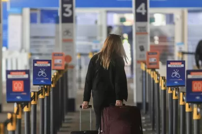 Cuál es el país que permite trabajar de manera legal sin Pasaporte de la Unión Europea