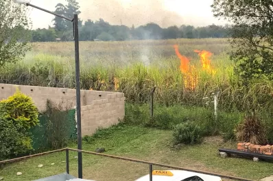 El fuego, iniciado por una quema de cañaverales, amenaza las casas de los vecinos en San Pablo