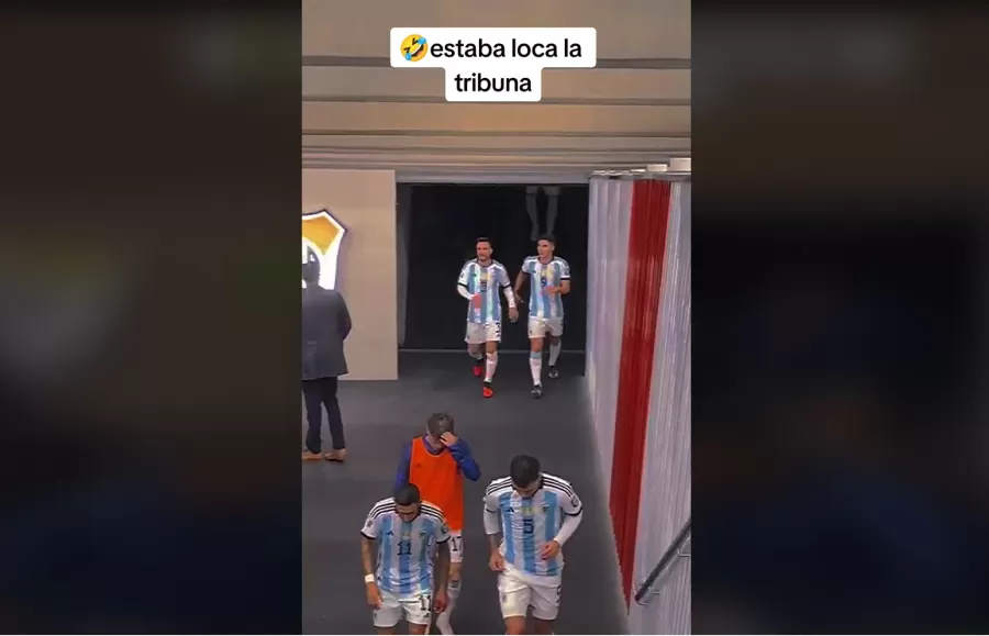 Un grupo de hinchas lanzaron fuertes piropos a los jugadores de la Selección argentina.