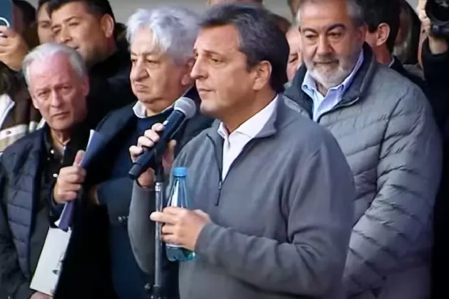 Sergio Massa anunció la quita de Ganancias en Plaza de Mayo, acompañado por sectores gremiales