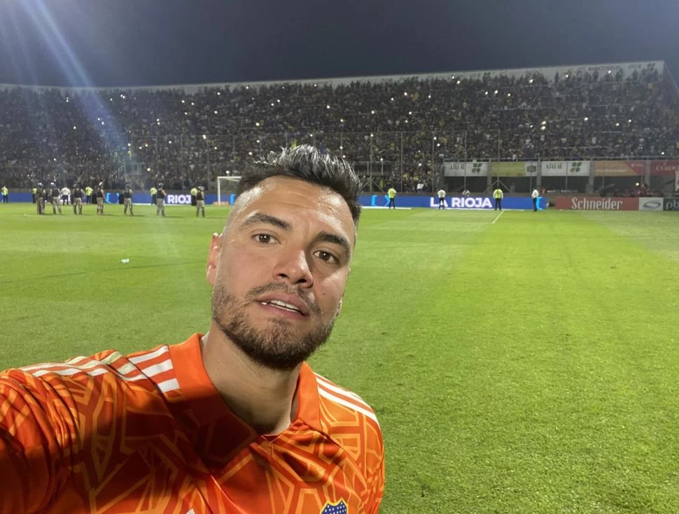 UNA SELFIE EN LA RIOJA. Al igual que en las series contra Nacional y Racing, por la Copa Libertadores, “Chiquito” Romero contuvo dos penales. Lo ovacionaron. 