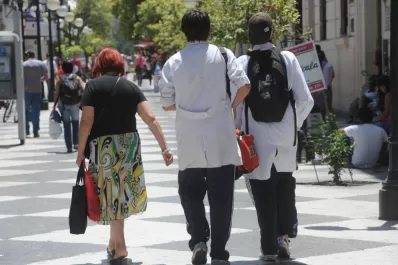 Un 9% más de jóvenes que en 2018 se queda en la escuela