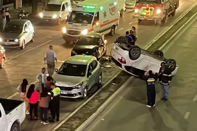 Un choque en cadena terminó con un auto volcado sobre la avenida Mate de Luna al 1.900