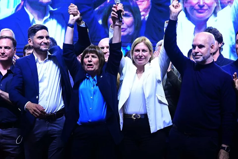 FESTEJO. Maximiliano Pullaro el domingo, con Patricia Bullrich, Gisela Scaglia y Horacio Rodríguez Larreta. 