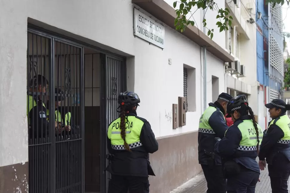 EMERGENCIAS. Hasta hace semanas, la Policía debió acudir a diario a colegios por las reiteradas llamadas falsas con amenazas de bomba.