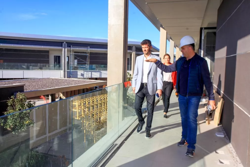 RECORRIDO. El presidente del Ente de Turismo (de saco claro) visitó las instalaciones en el edificio Alterpoint. 