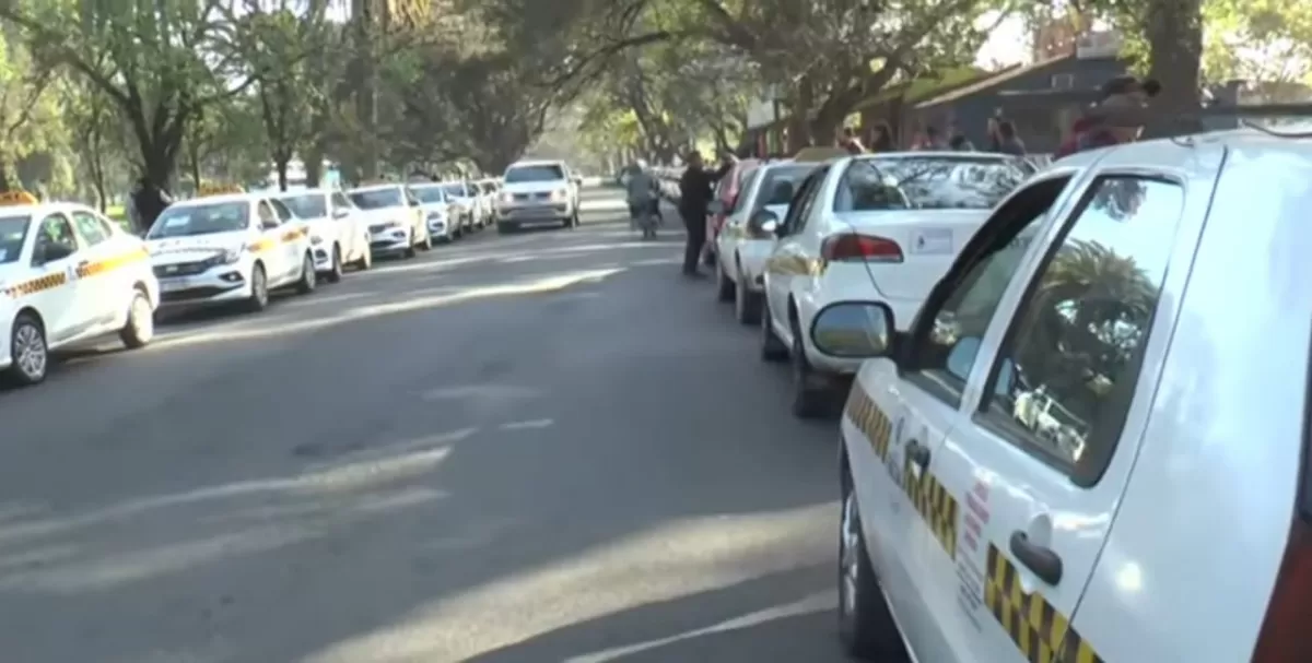 Los taxistas esperan en el parque 9 de Julio.