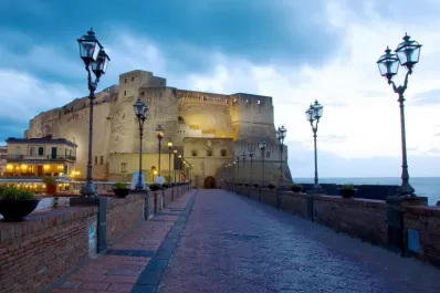 Un huevo mítico que cuida de un castillo y una ciudad en el sur de Italia