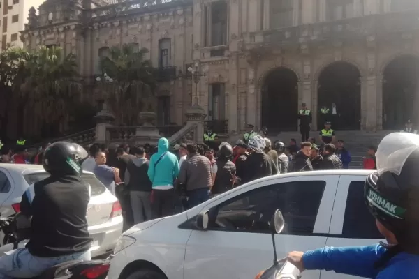 Tras la prohibición de Jaldo, choferes de Uber protestaron en el microcentro