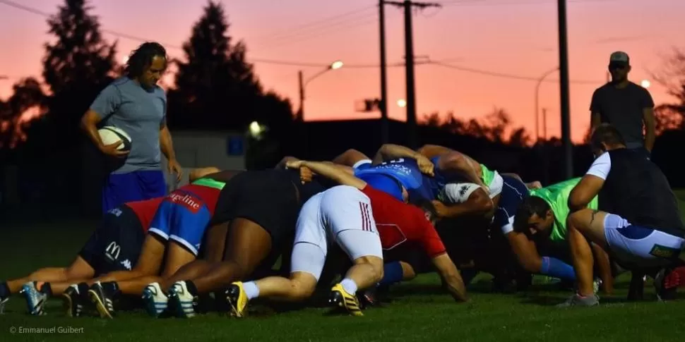 EN LA CANCHA. El scrum era la especialidad de Hasán. Como entrenador de forwards del equipo Marmande, transmitió sus conocimientos sobre la formación. 