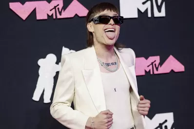 El incómodo momento entre Peso Pluma y una notera que coqueteó con él en los VMAs 2023: “Tengo novia”