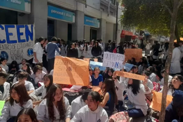 Amenazas de bomba: “sentada” en la Normal porque les suspendieron la semana del colegio