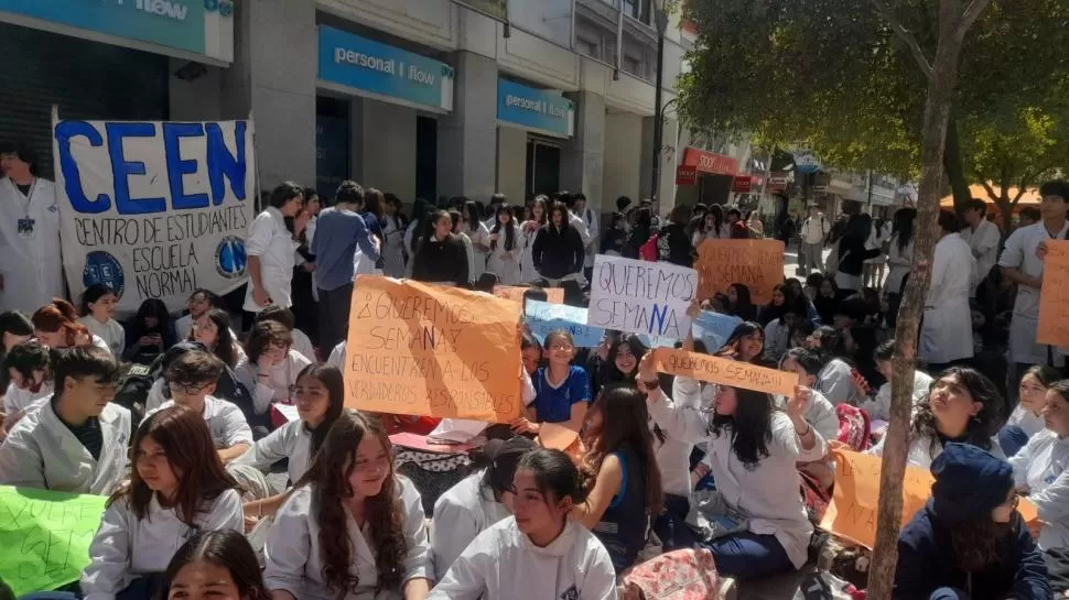 RECLAMOS. Algunos carteles pedían que se encuentre a los autores de las amenazas de bomba.  Fotos de Micaela Pinna Otero