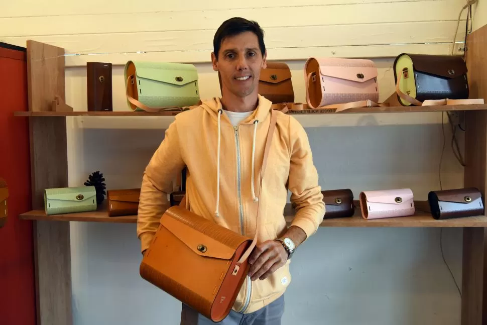 ECOLOGÍA. Adrián busca que sus productos sean 100% ecológicos. Las carteras son de MDF y reciclables. 