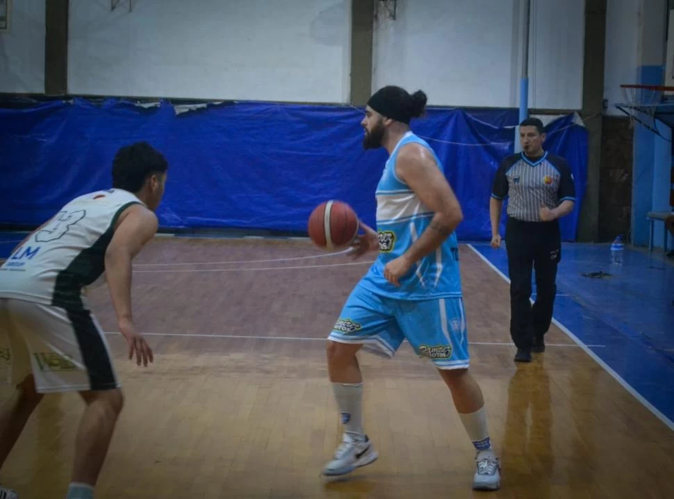 BIEN MARCADO. El pivot Fernández (Tucumán BB) ante Zárate (Avellaneda C.). 