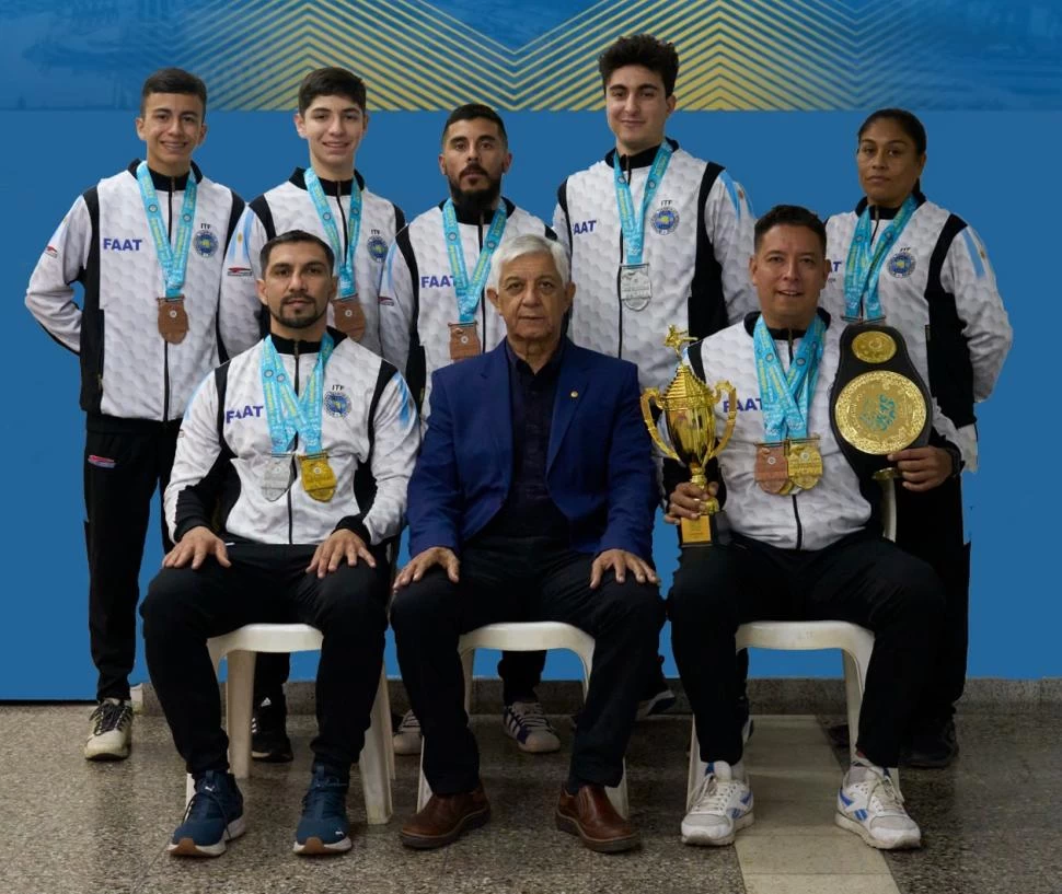 MEDALLISTAS. Los competidores junto al Gran Maestro Adolfo Villanueva. 