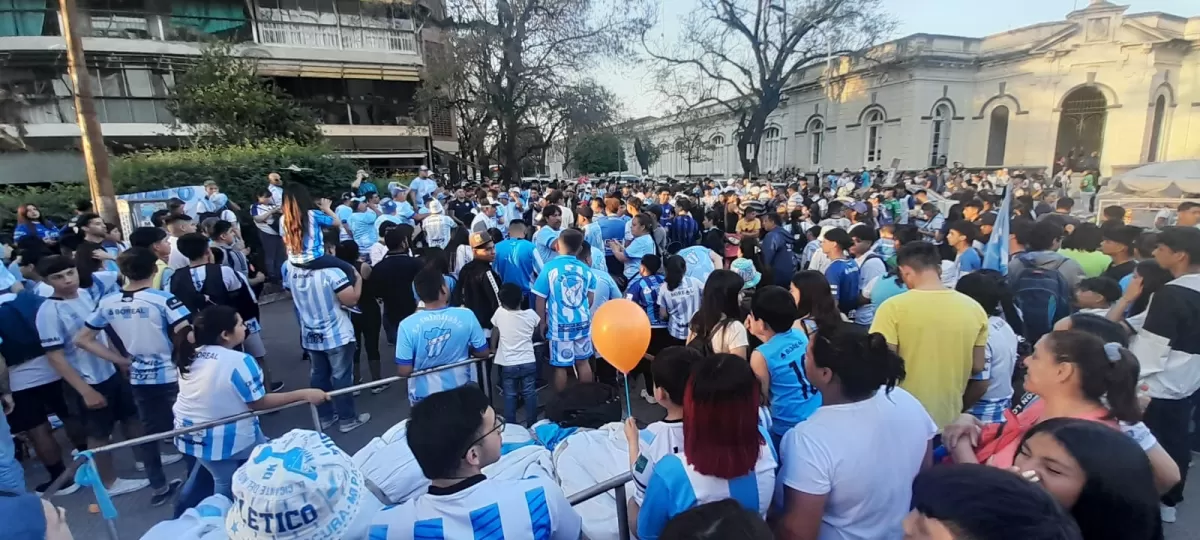BANDERAZO. Se realiza con motivo del Día del Hincha Decano.
