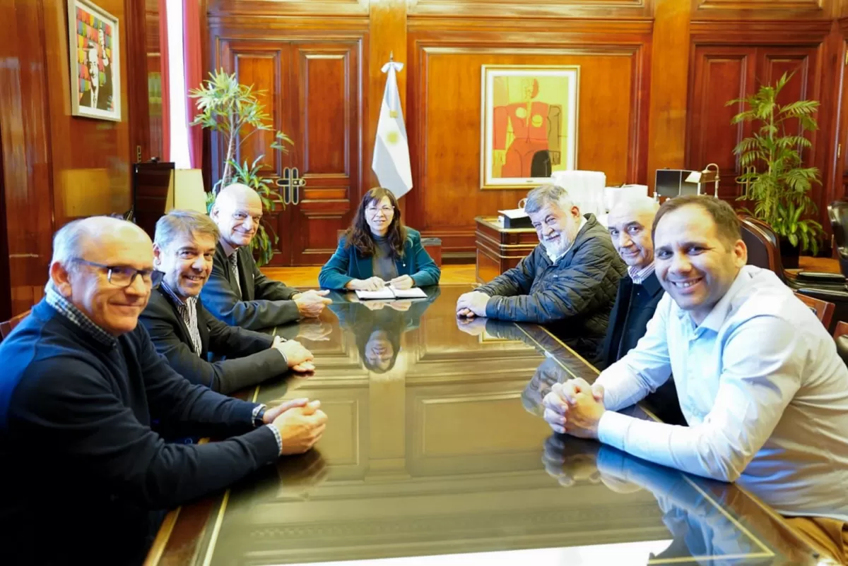 Reunión entre industriales y Batakis. 