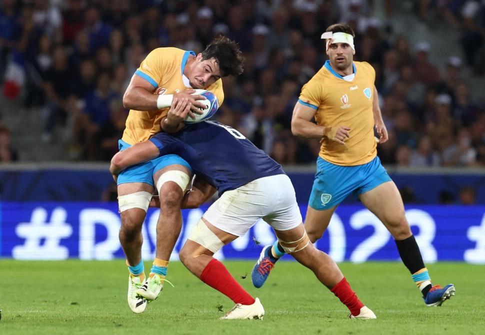 CONTACTO. El uruguayo Carlos Deus trata de mantenerse de pie frente al tackle del francés Paul Bodehent. 