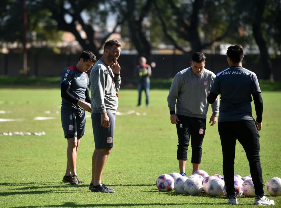 GRUPO DE TRABAJO. El cuerpo técnico charla antes del inicio de la práctica. San Martín va por tres puntos fundamentales, de visitante con Patronato. 