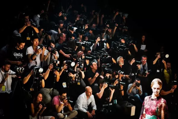 Lo que callan las modelos en la Fashion Week: la impactante imagen que capturó una fotógrafa