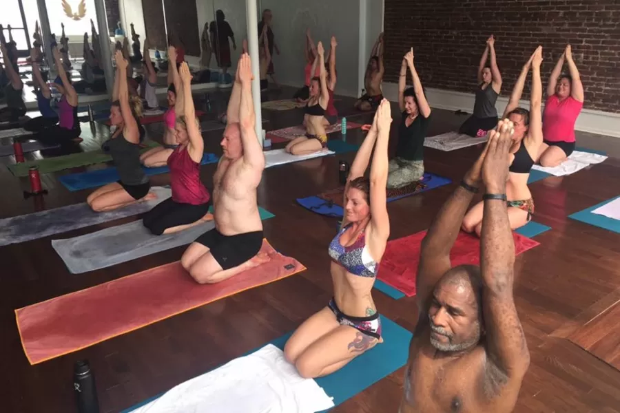 Una típica clase de hot yoga donde las temperaturas llevan a elegir vestimentas livianas.