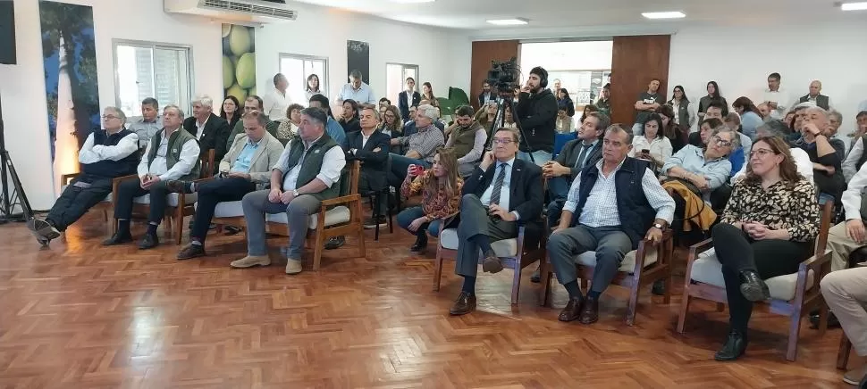 META. Los presentes en el lanzamiento se informaron sobre las bases del Incunoa que es la industrializar materias primas, con la idea de agregarle valor en origen y de promover el arraigo. 