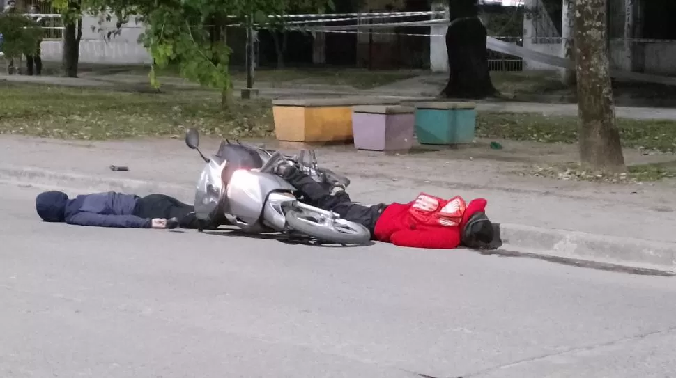 UNA CRUDA ESCENA. Los cuerpos de los dos acusados de haber robado al policía en el pavimento de la avenida Las Américas al 1.400. LA GACETA / FOTO DE JOSÉ NUNO