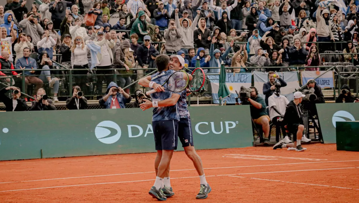 FELICIDAD. Andrés Moteni y Máximo González, festejan el triunfo por 6-4 y 6-3 ante ante los lituanos Babelis y Butvilas. .