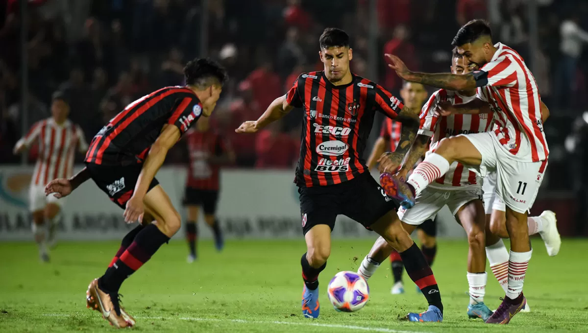 GOLEADOR. Emanuel Dening es el máximo anotador del santo en condición de visitante, con cuatro de los seis gritos. 