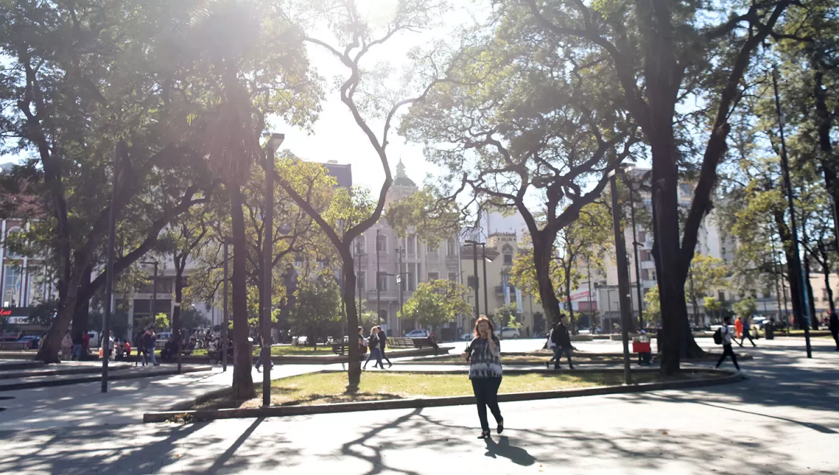MUCHO SOL. El SMN anuncia una jornada calurosa y con el incremento de la humedad en Tucumán.
