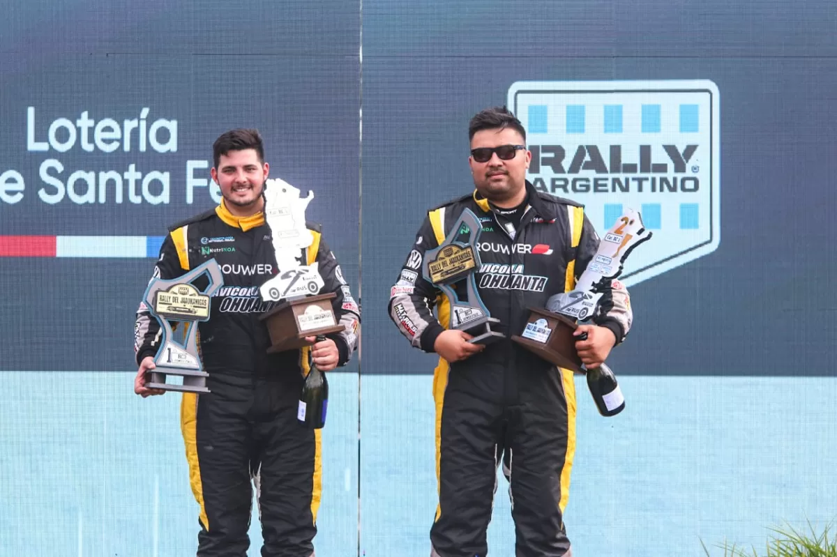 CON LOS TROFEOS. Lord y Karamatich en la premiación. FOTO DE WWW.RALLYARGENTINO.COM 