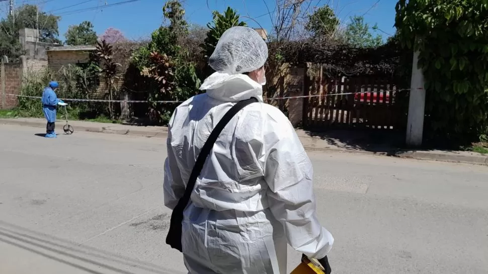 PREPARATIVOS. Los peritos a punto de analizar la escena del crimen. 