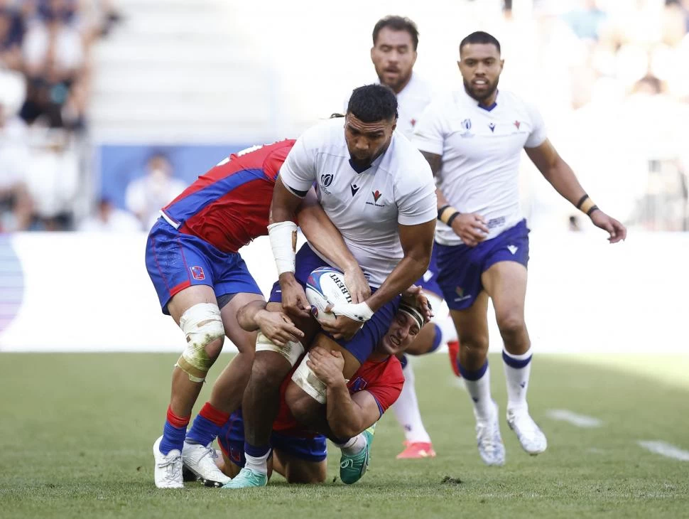 TACKLE ABAJO. Samoa se mostró muy impreciso en el primer tiempo contra Chile, pero en el segundo demostró lo que puede hacer si se le deja hacer su juego. reuters