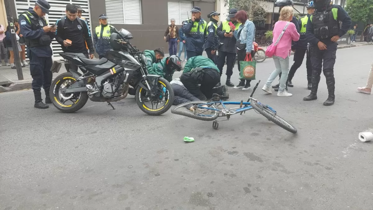 Un motociclista atropelló a una mujer en Barrio Norte