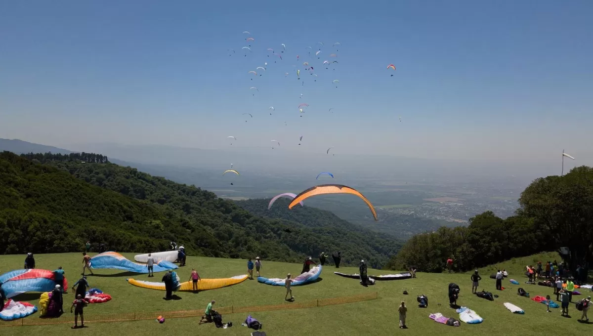 El cielo tucumano tiene color gracias al Argentino de Parapente