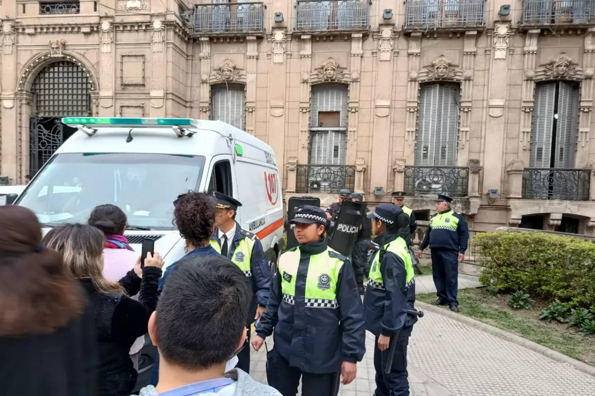 Forcejeo entre cuidadoras y la Policía. LA GACETA 