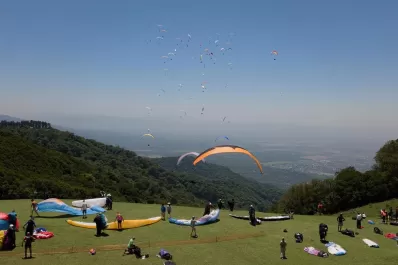 El cielo tucumano tiene color gracias al Argentino de Parapente