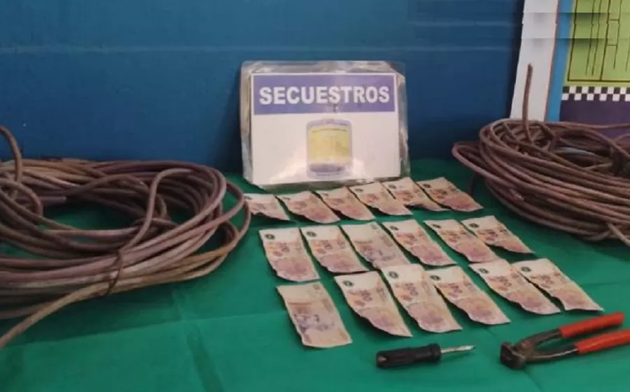 LOS CABLES robados y los elementos utilizados. 
