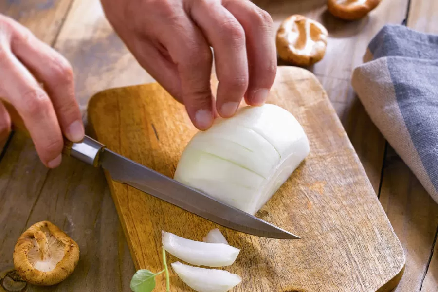 Los beneficios de comer cebolla cruda.