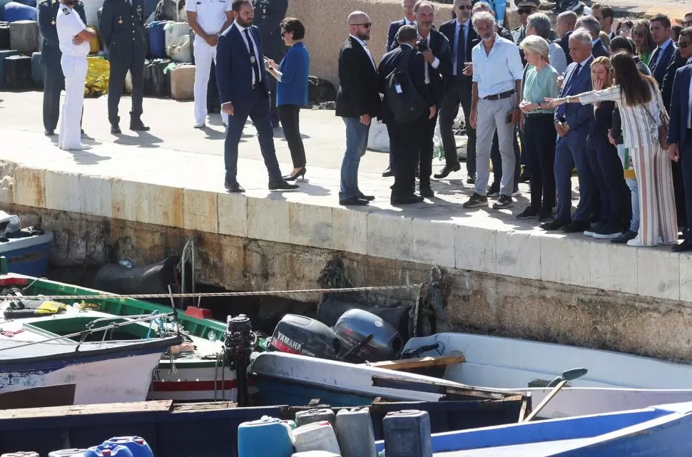 LUGAR DE ARRIBO. Von der Leyen y Meloni visitaron el puerto de la isla siciliana de Lampedusa a donde llegan los barcos con migrantes.  REUTERS 