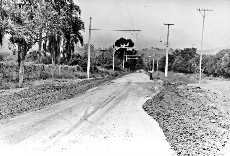 EN LA DÉCADA DE 1940. La Aconquija se ve muy diferente a la amplia avenida que conocemos en la actualidad.  