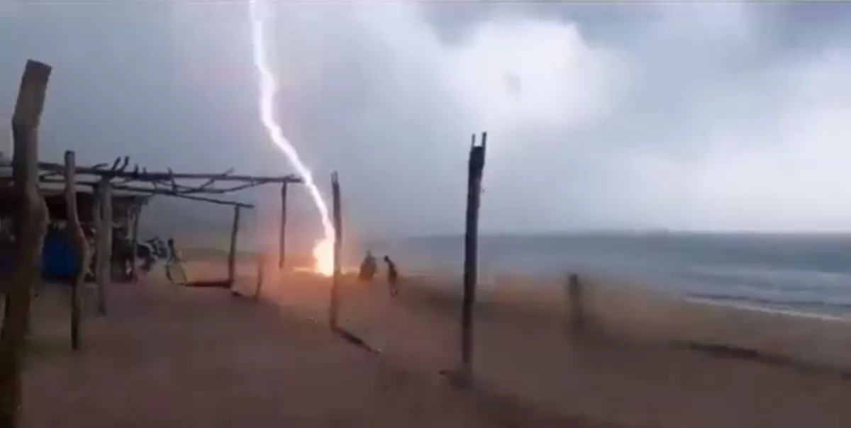 Video: un rayo mató a dos personas que caminaban en una playa de México