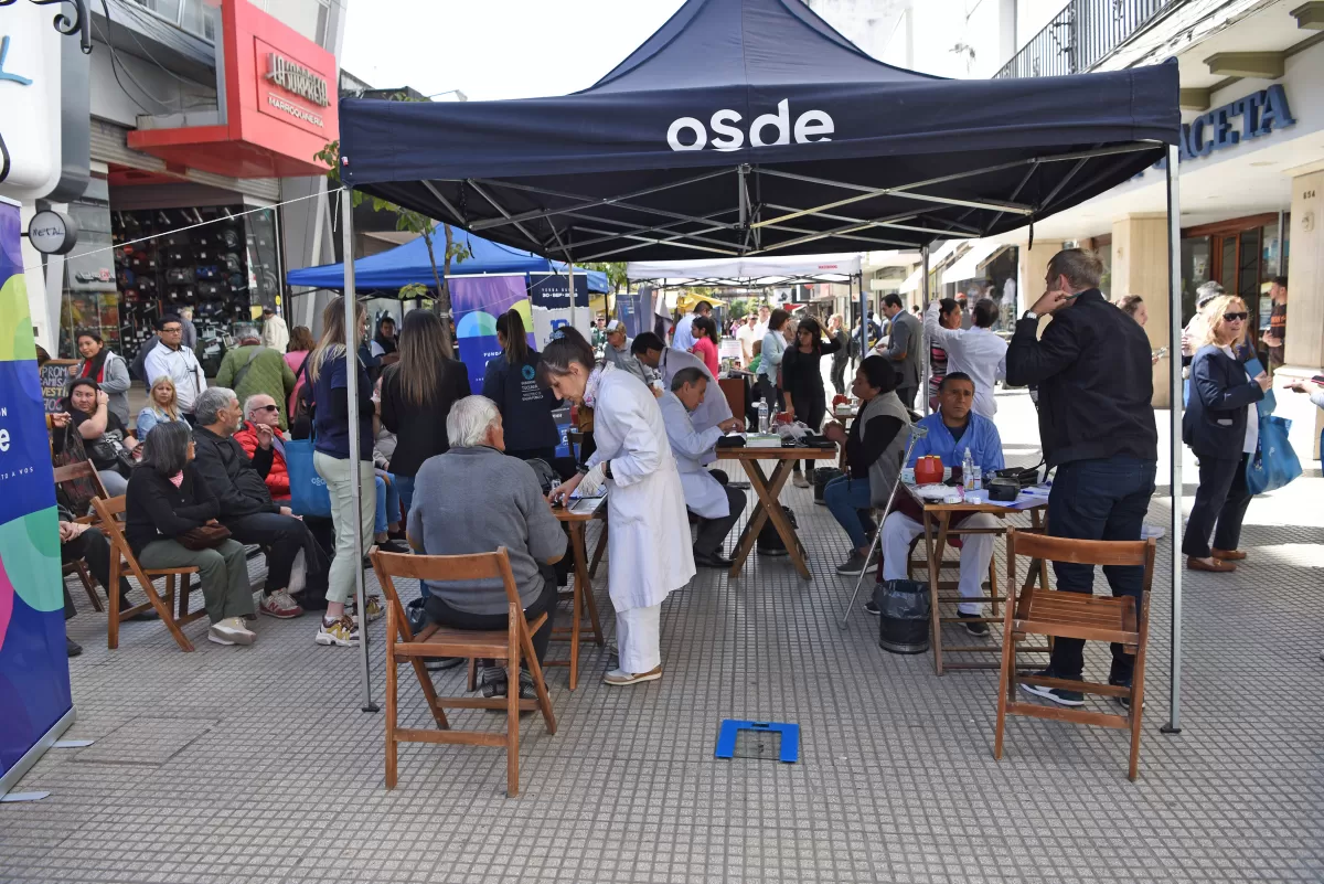 CONTROLES. Cerca de 200 personas pasaron por los puestos de los médicos instalados ayer en la peatonal.