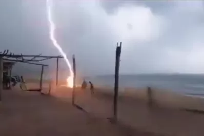 Video: un rayo mató a dos personas que caminaban en una playa de México