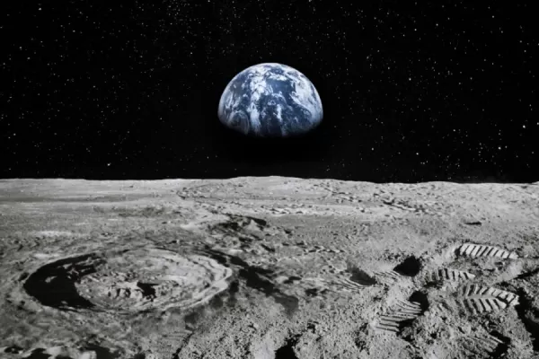 Por qué la Tierra y el Sol serían los responsables del agua en la Luna