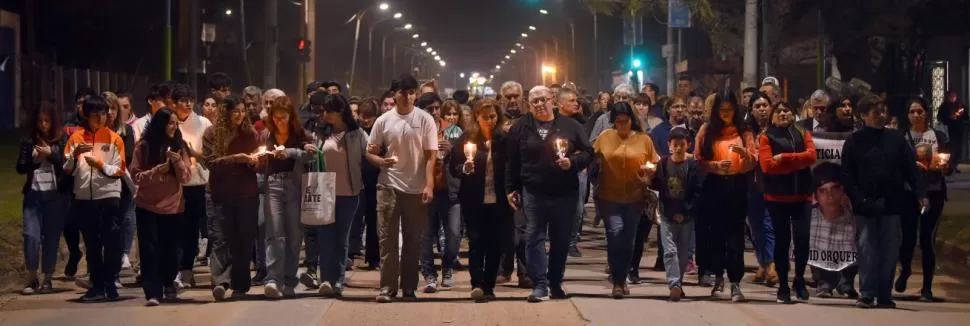 EN SILENCIO. Sofía, Benjamín, Mario y Marcela, los hermanos y padres de Lucas Delgado, encabezaron la multitudinaria marcha, que se realizó de manera silenciosa y acompañada con velas, para pedir justicia por el joven. LA GACETA / FOTOS DE DIEGO ARÁOZ