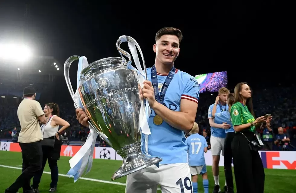 Julián Álvarez con el trofeo de la Champions, obtenido en la última temporada