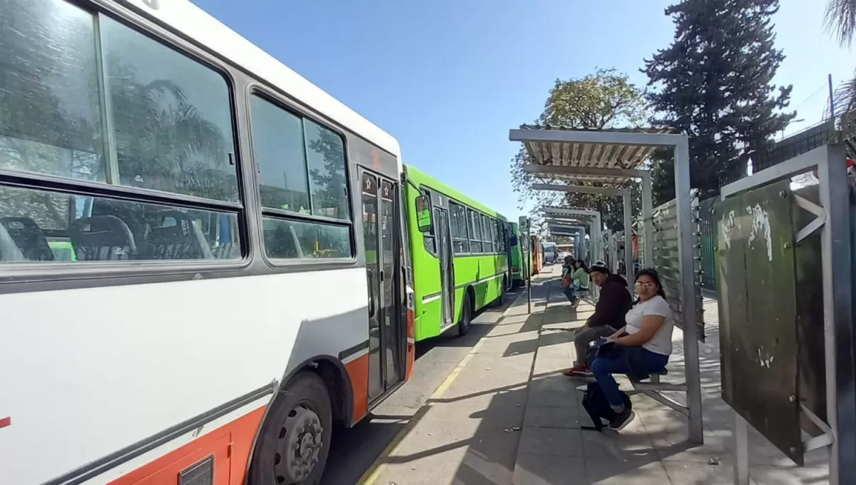 A LA ESPERA. Los pasajeros aguardan que termine el quite de colaboración anunciado para la mañana y así retomar sus recorridos.